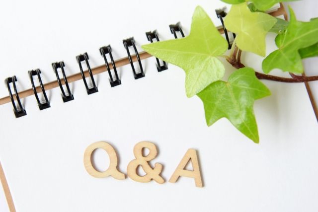 ノートの上に置かれた植物とQ＆A